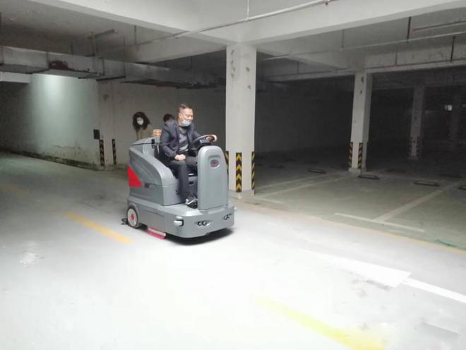 台北小区物业保洁不用人力改用驾驶式洗地机了